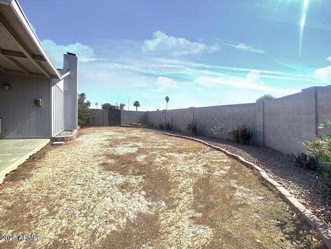 Building Photo - 1203 W Mariposa St