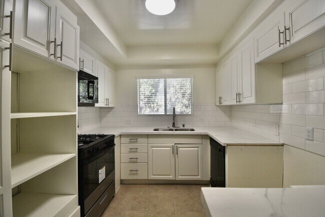 Building Photo - 14706 Dickens St