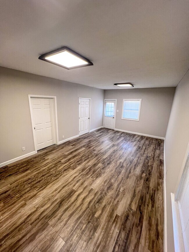 Building Photo - 2437-2439 Indianola Avenue