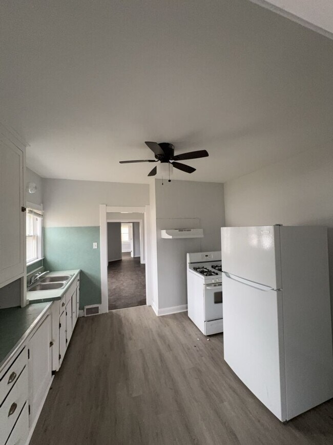 Building Photo - 960 W Delaware Ave