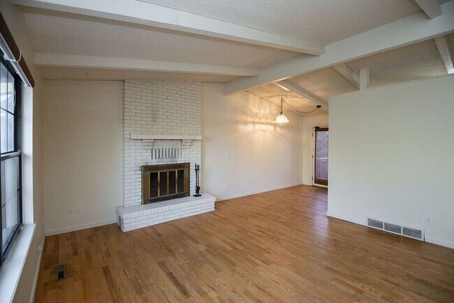 Building Photo - Spacious 4 Bedroom in Mid-Town Fort Collins