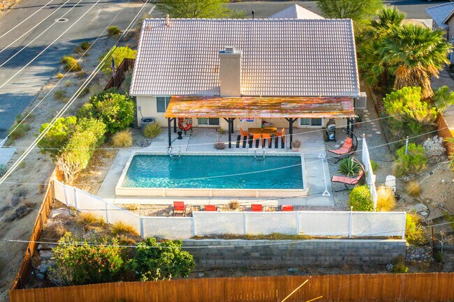 Building Photo - Hilltop Hideaway