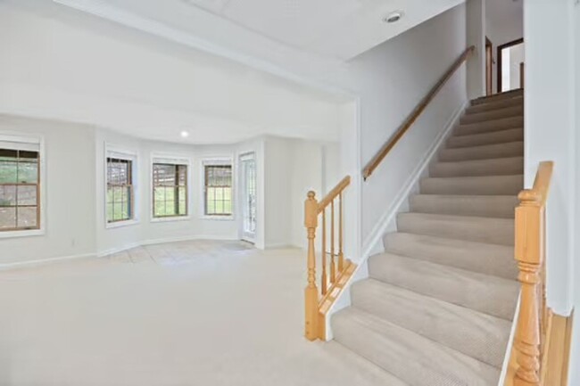 Building Photo - Silverton- Meticulous 4+ bedroom, 5ba, 2 car