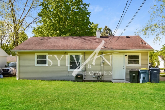 Building Photo - Enjoy living the good life in this 3 bedro...