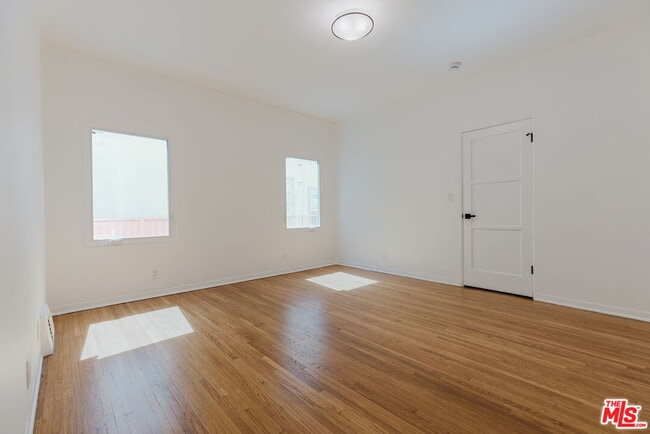 Building Photo - 1122 S Tremaine Ave