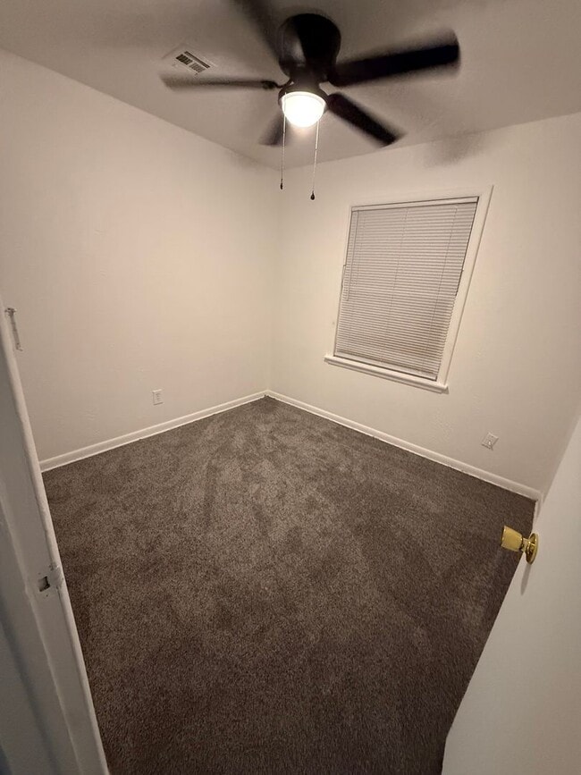 Building Photo - Cozy home with large backyard!