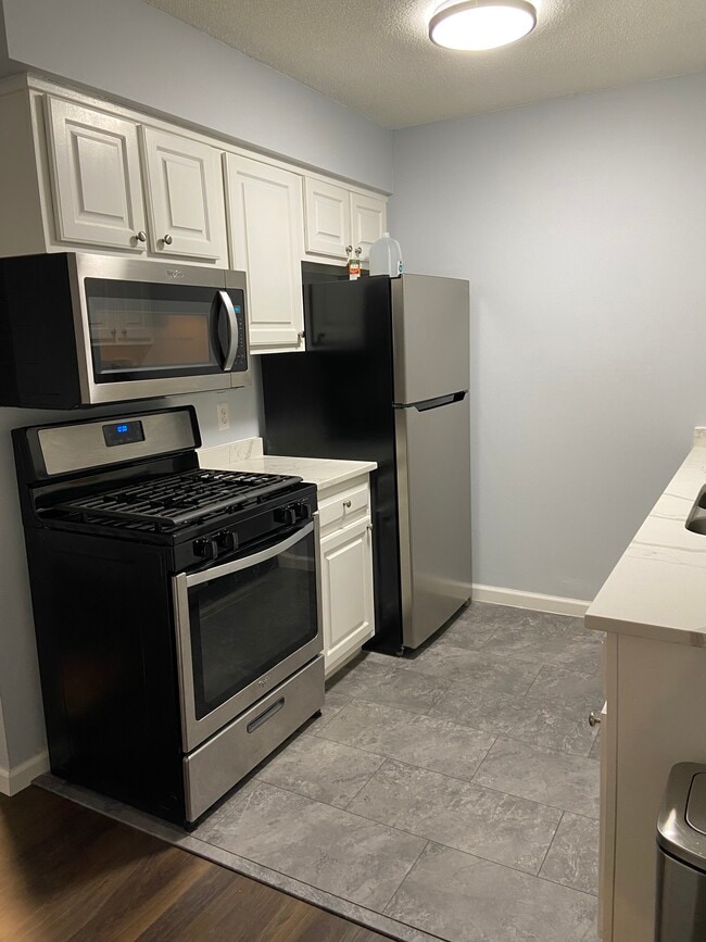 Building Photo - 2131 Cedar Ln