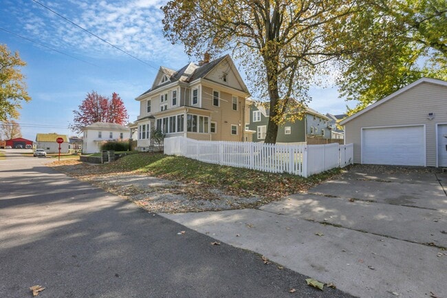 Building Photo - 11925 Lancaster St