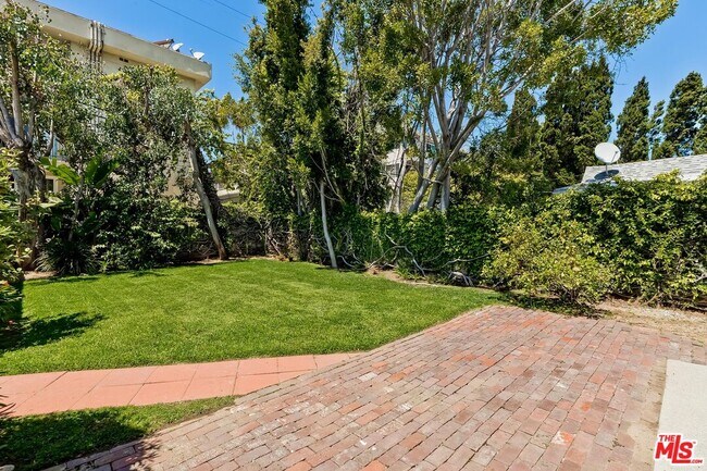 Building Photo - 119 N Almont Dr