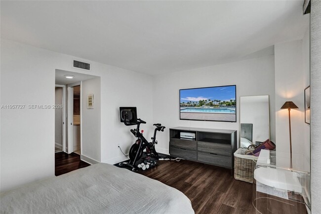 Building Photo - 10000 W Bay Harbor Dr