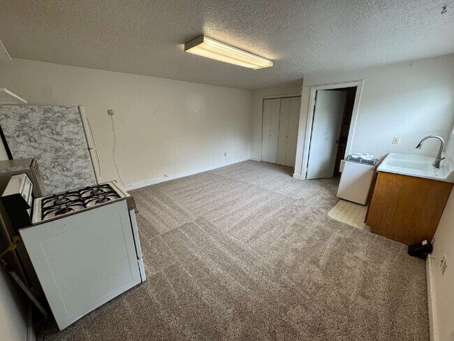 Building Photo - Studio Cottage / 1/2 off 3rd Month's Rent