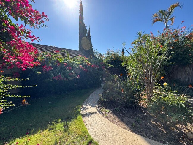 Building Photo - Charming 3Bd/2.5Ba w/Private Yard and New ...