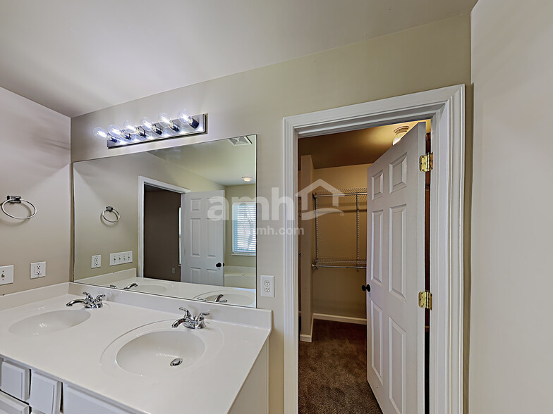 Building Photo - 1020 Williford Ct