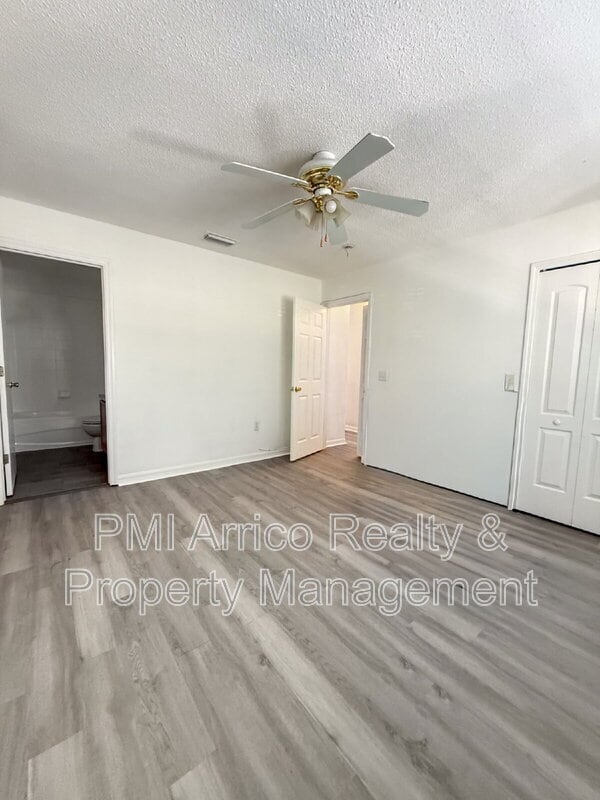 Building Photo - 7328 E Bank Dr