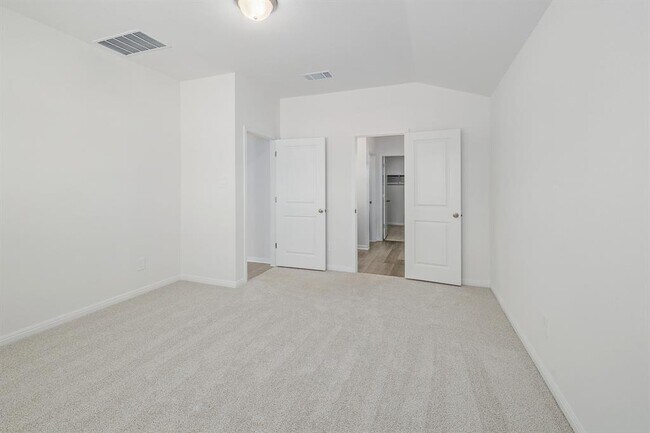Building Photo - 105 Fossil Dr