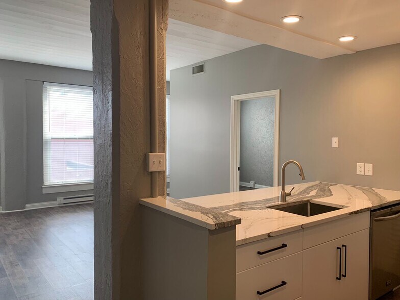 Building Photo - 112 W Washington Blvd