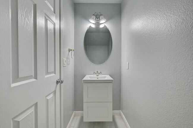 Building Photo - Fully Remodeled 3 Bed/ 2.5 Bath Home For Rent