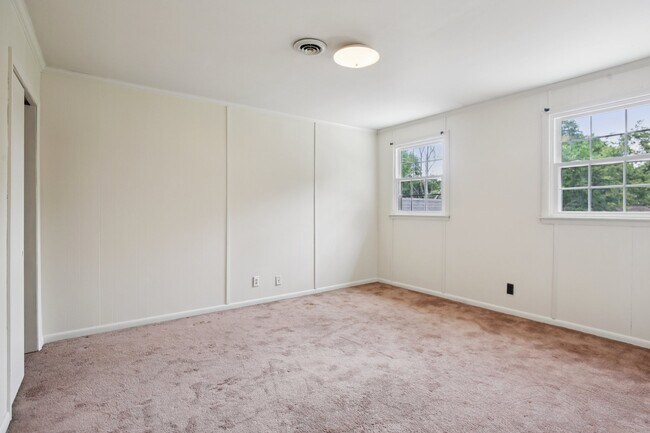 Building Photo - 8024 Regency Dr