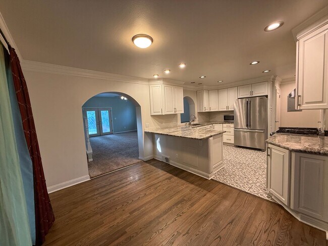 Building Photo - Spacious South Hill Home