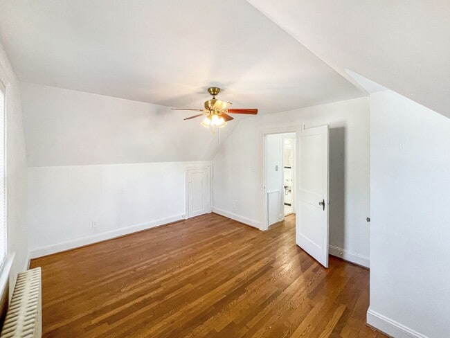 Building Photo - LOCATION LOCATION LOCATION!!! 3 Bedroom/ 2...