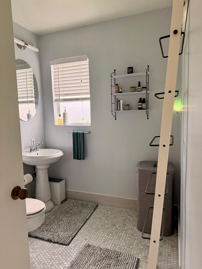 Building Photo - 3860 Linda Vista Ave