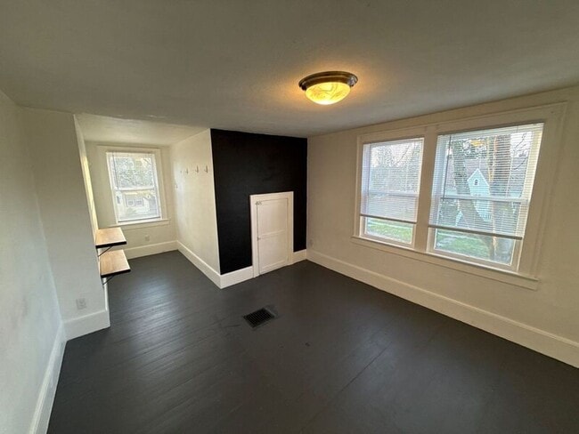 Building Photo - 1615 D St NE