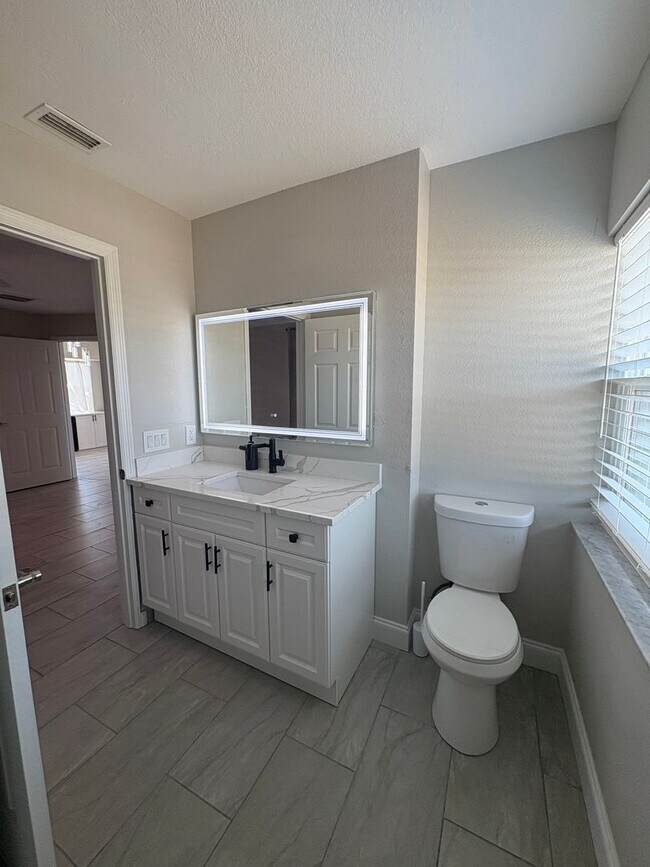 Building Photo - 3/2/2 with Solar!