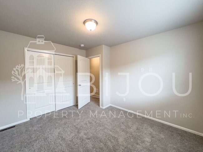 Building Photo - 7661 Silver Larch Pt