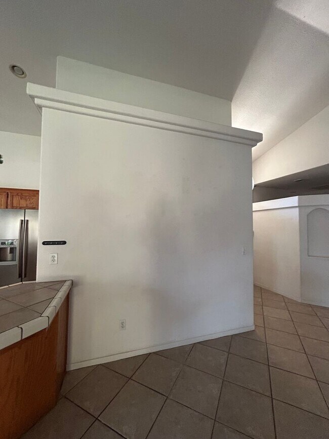 Building Photo - 2614 W Oakridge Ave