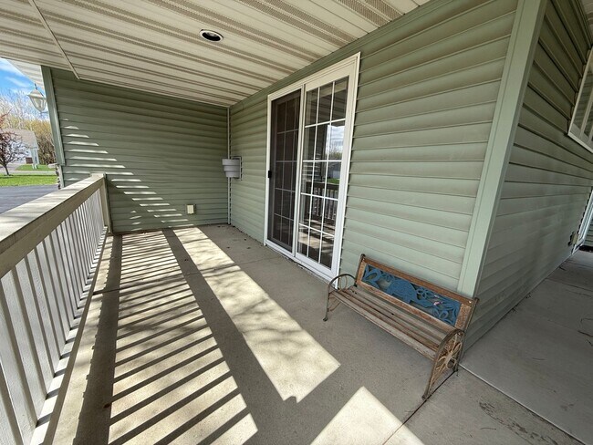 Building Photo - Lovely 3BR/3BA Otsego End Unit Townhome Available June!