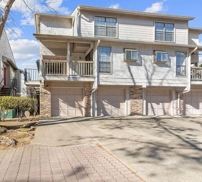 Building Photo - 1304 E Bayou Pkwy