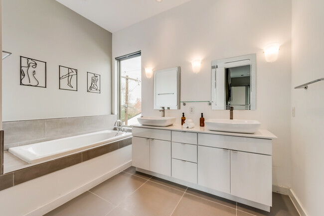 Double vanity, separate shower and soaking tub - 4434 Holland Ave