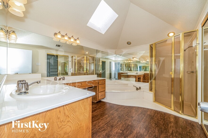 Building Photo - 700 Robin Meadow Dr