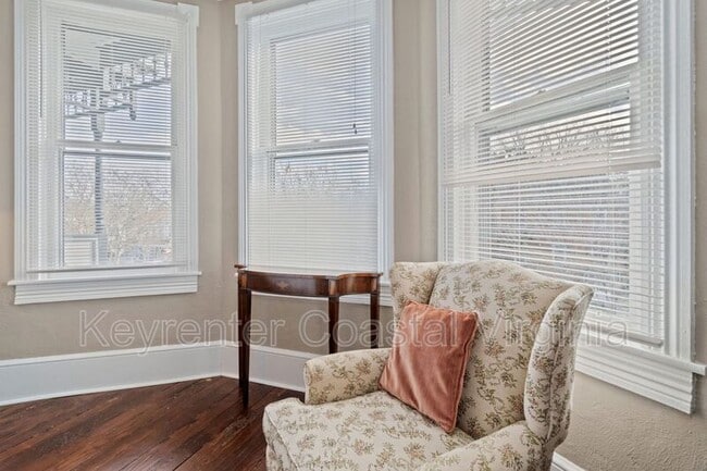 Building Photo - 338 Main St