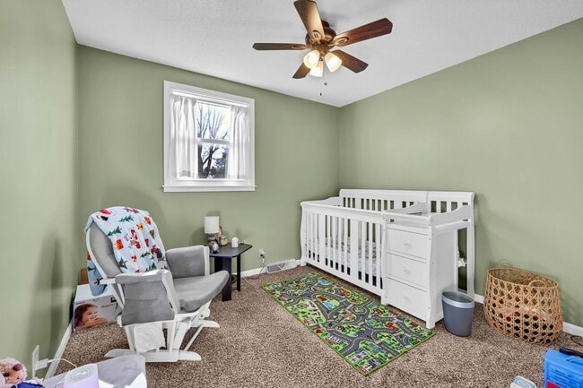 Building Photo - 215 Aster Dr