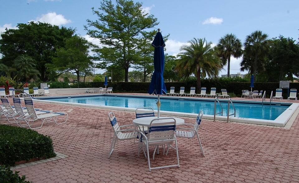 Building Photo - 575 Oaks Ln