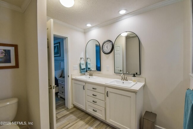 Building Photo - 204 Lakeview Dr