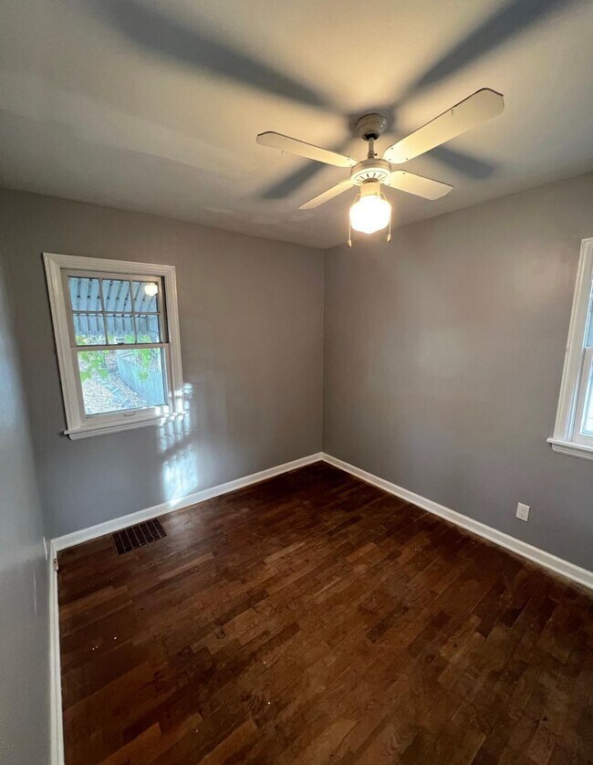 Building Photo - Beautiful 2 bedroom 1 bathroom