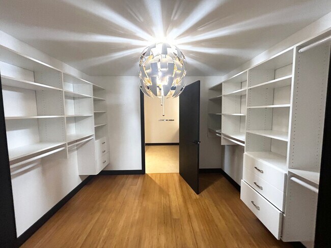 Building Photo - 2 Bedroom Lofts in Overlook! Water, Sewer and Garbage Included!!!