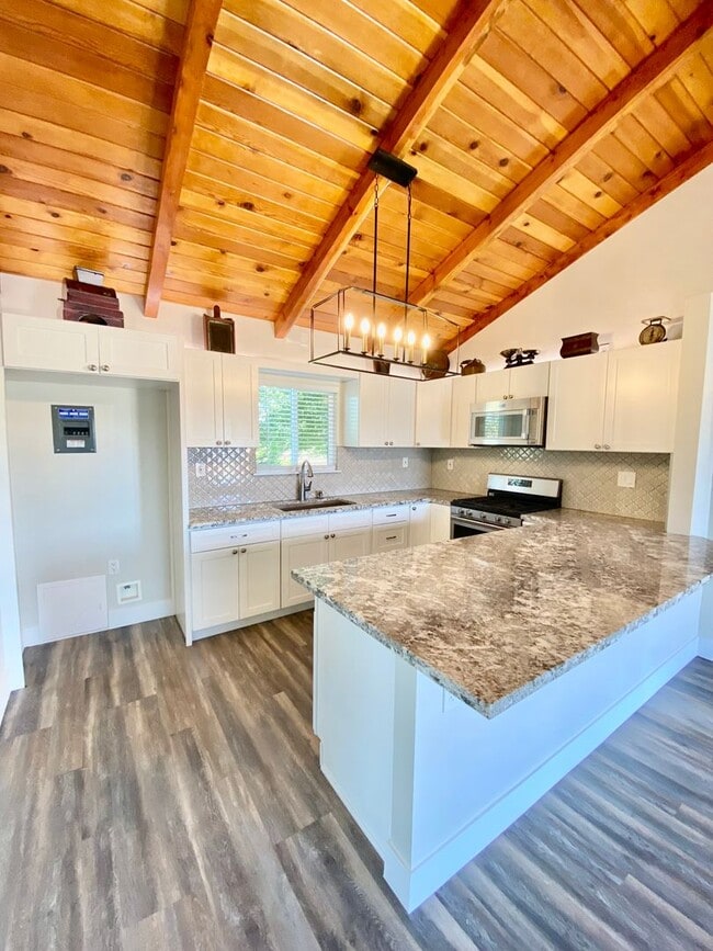 Building Photo - Magnificent Views – 2 Bed, 1 Bath Gem – A ...
