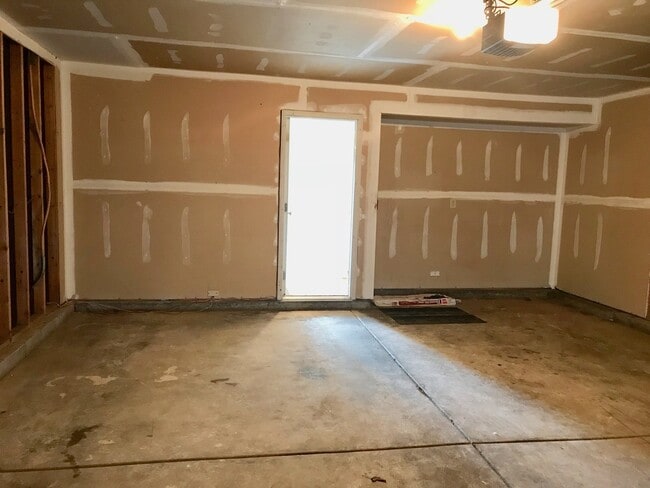 Building Photo - 4 Bedroom 2.5 Bathroom Two Story Brick Front Home in Pike Township!