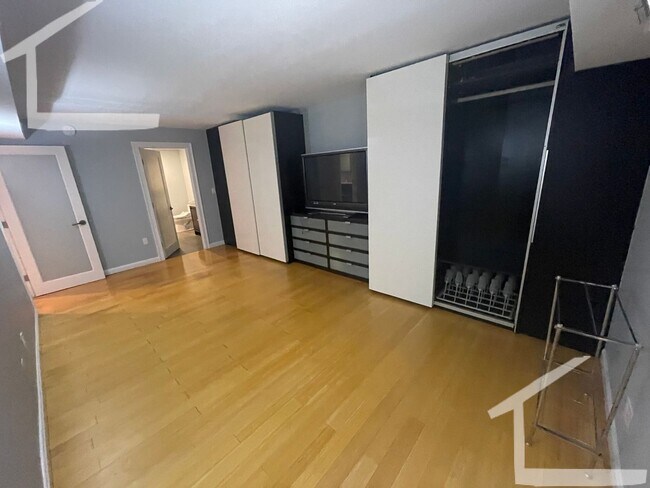 Building Photo - HOT NEWTON LISTING!!!