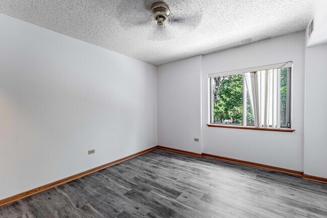 Building Photo - 884 N Prairie Ave