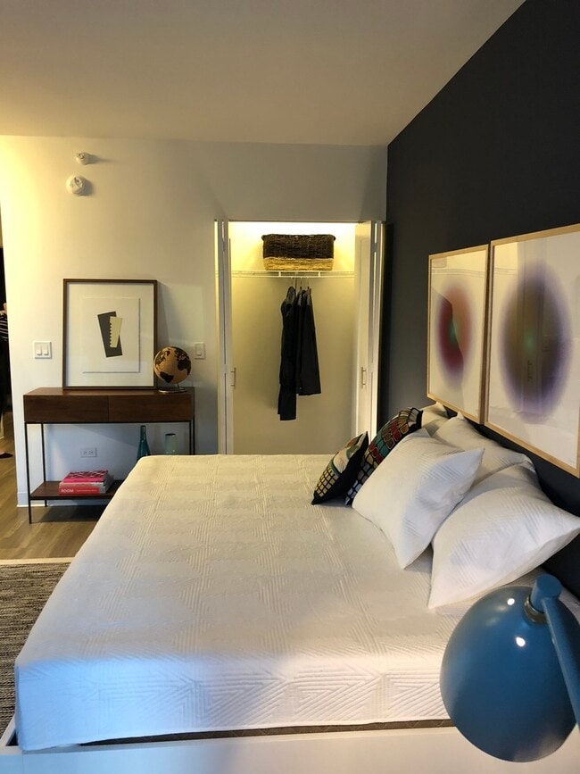 Building Photo - 637 N Wells St