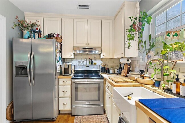 Building Photo - Live in highly desired San Marco