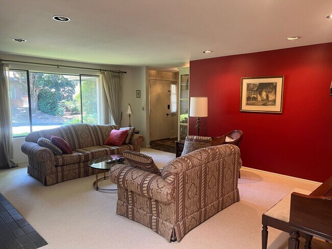 Building Photo - 6bd/3ba Bellevue House