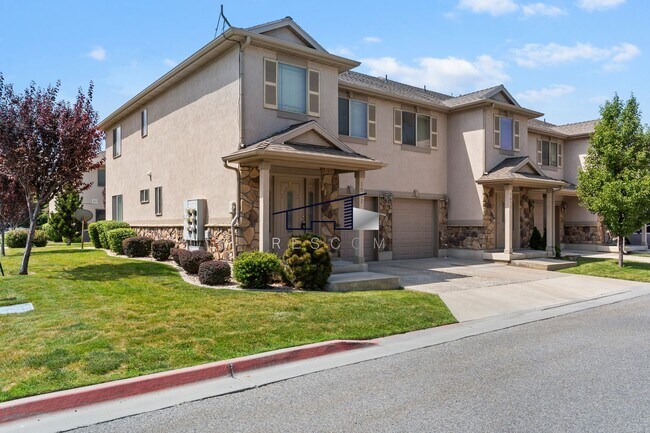 Building Photo - Fantastic Ogden 3 Bedrooom Townhouse!