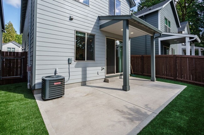 Building Photo - Desirable Salmon Creek Home Located in Lux...