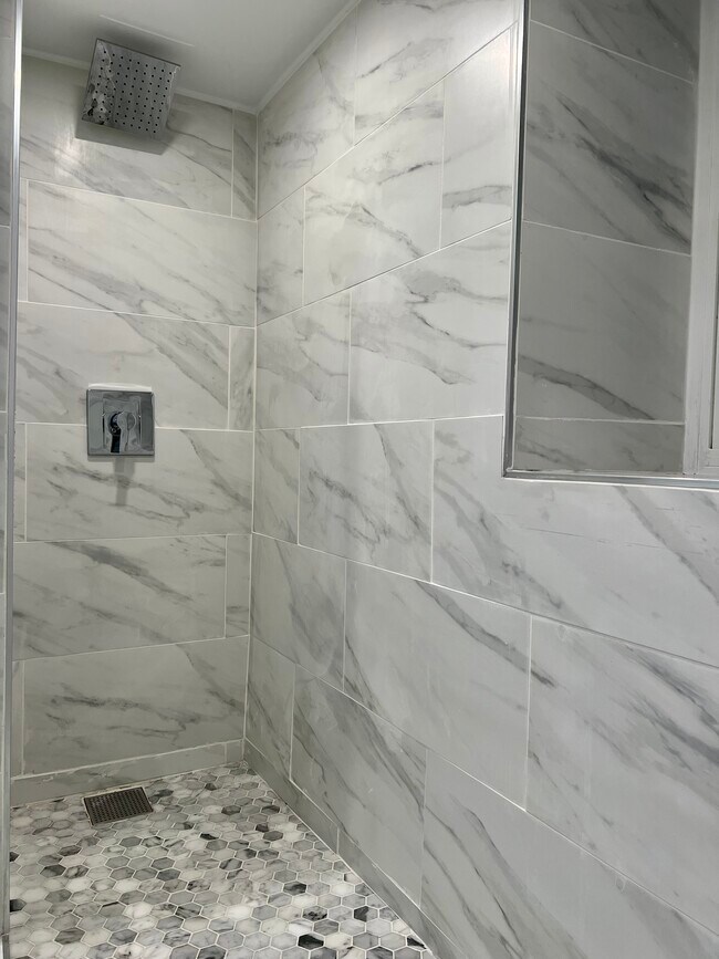 Building Photo - 1833 N Sawyer Ave