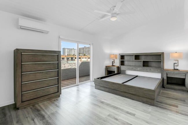 Building Photo - 3827 NE 166th St